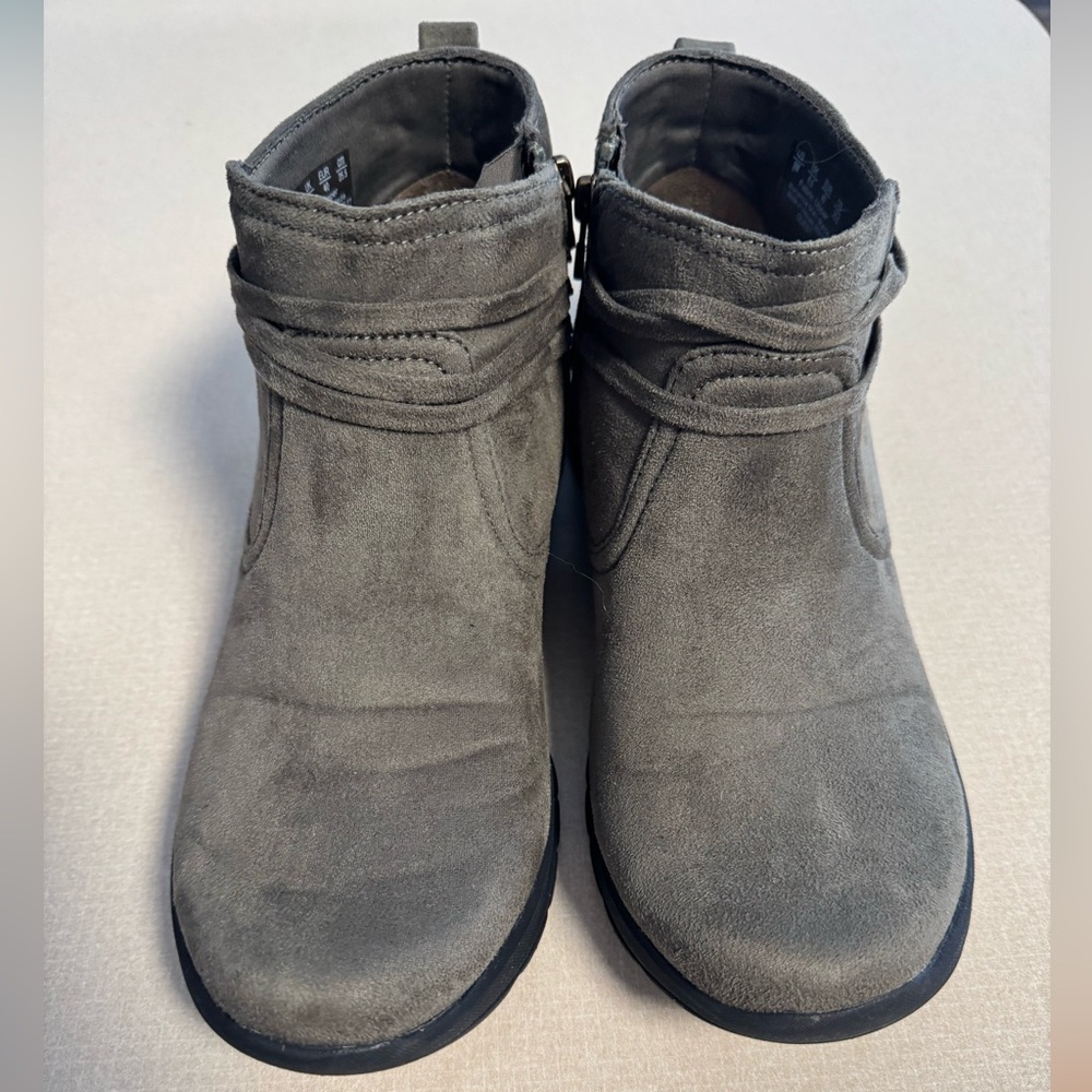 Life Stride Women's guest Olive Ankle Booties